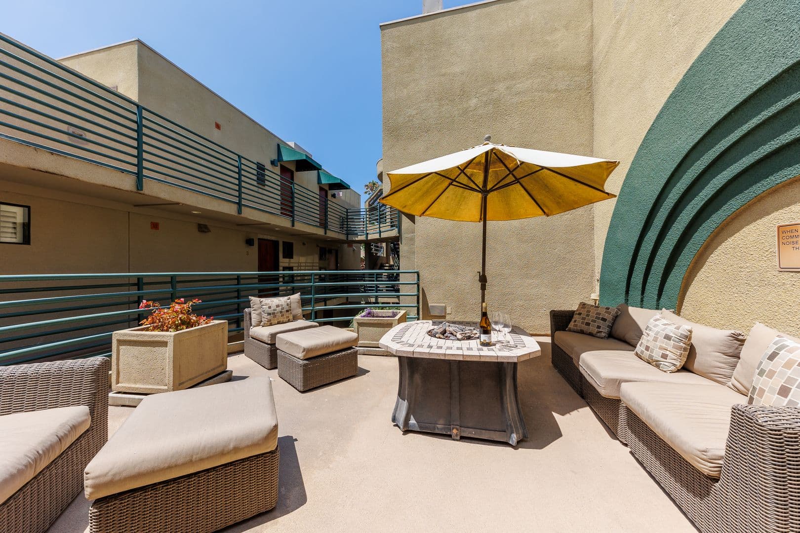 La Jolla Condo: 8132 Camino Del Sol