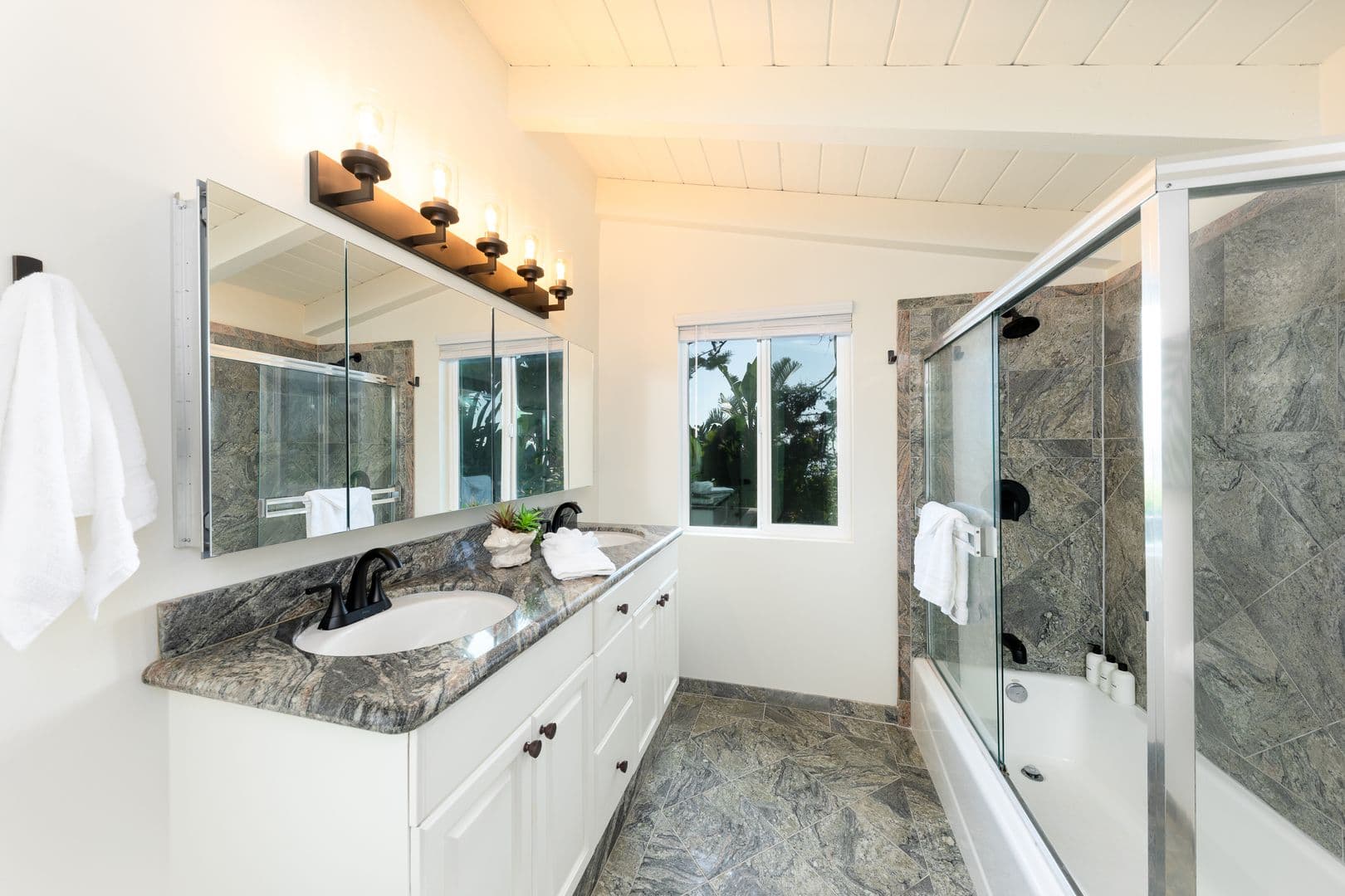 Del Mar Apartment: 110 8th Street