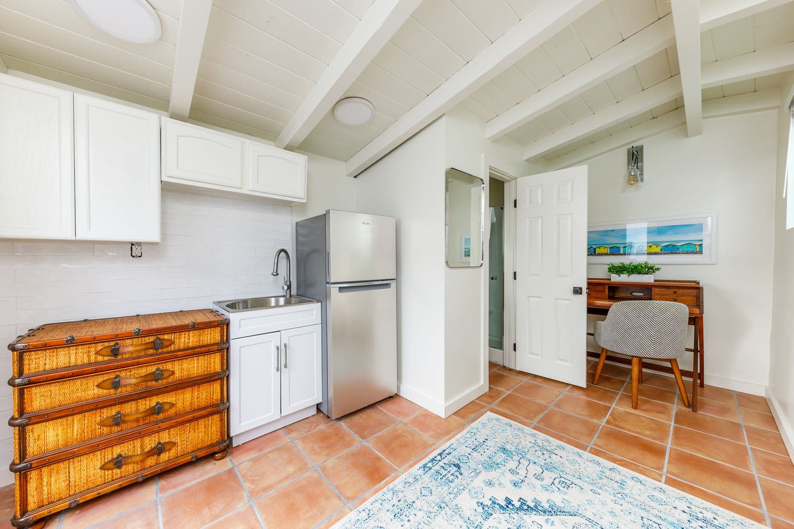Del Mar Apartment: 110 8th Street