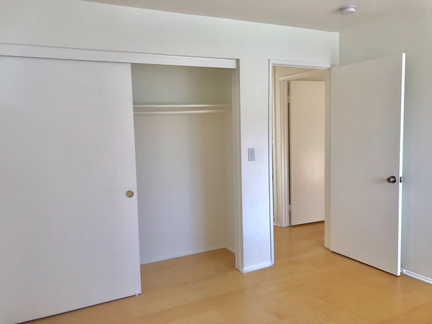 Los Angeles Apartment: 5091 Glen Iris Avenue