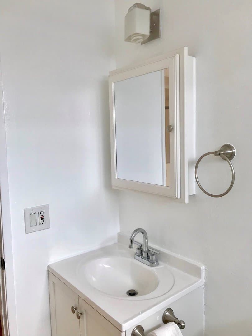 Los Angeles Apartment: 5091 Glen Iris Avenue