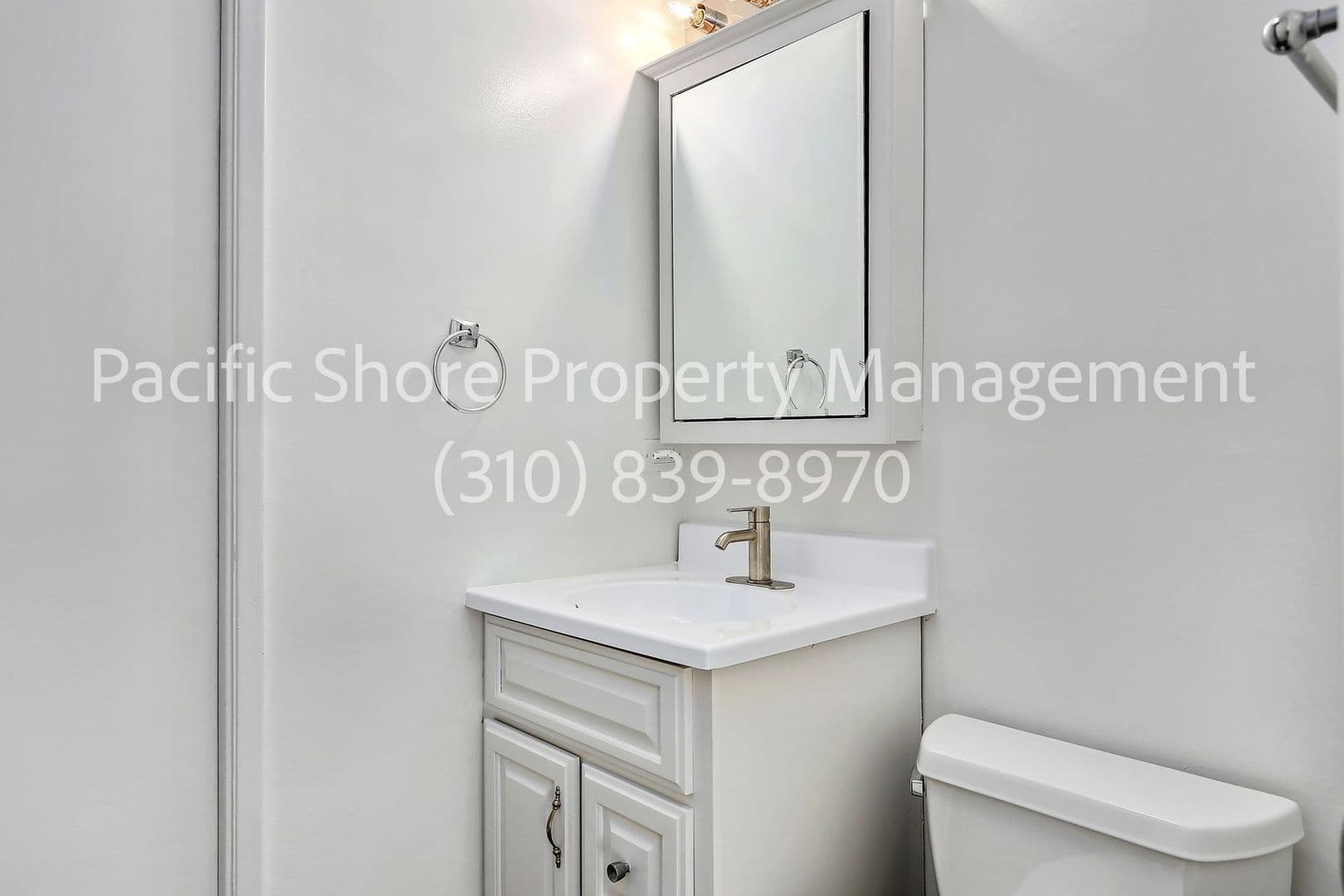 West Hollywood Apartment: 868 N West Knoll Drive