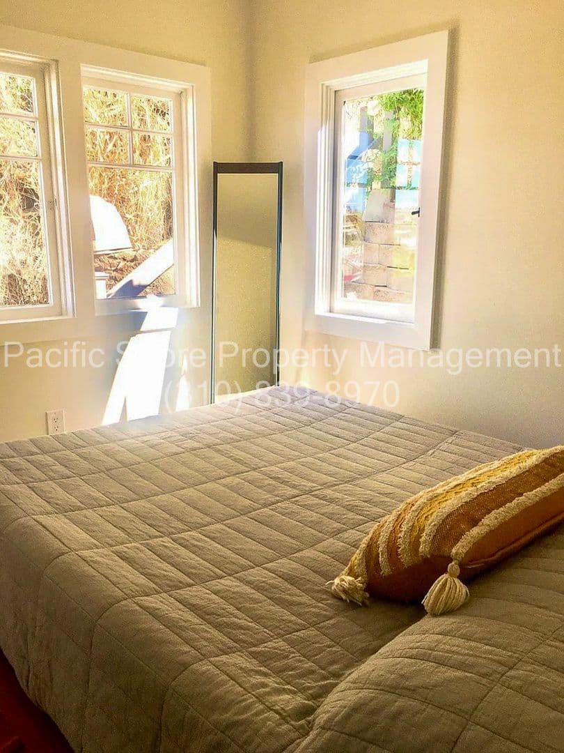 Los Angeles Apartment: 1420 Fairbanks Place