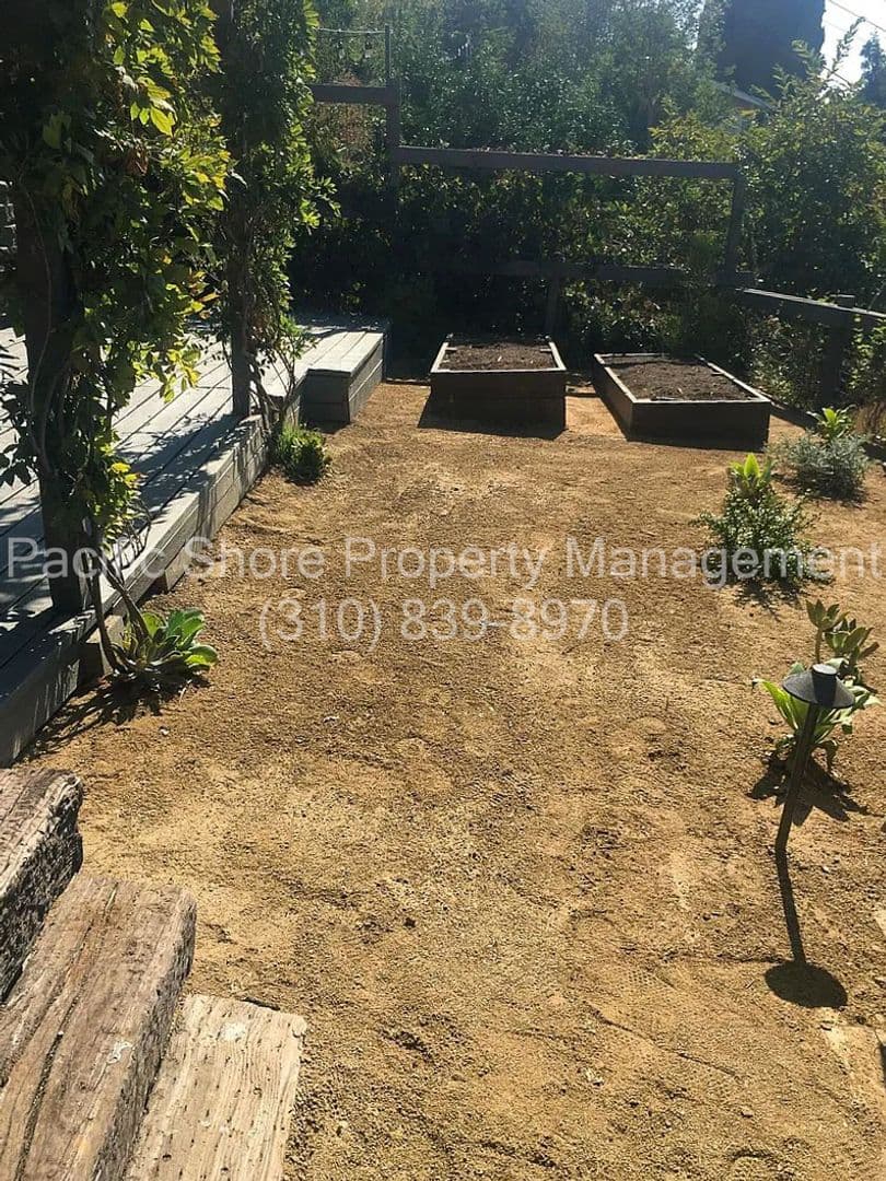 Los Angeles Apartment: 1420 Fairbanks Place