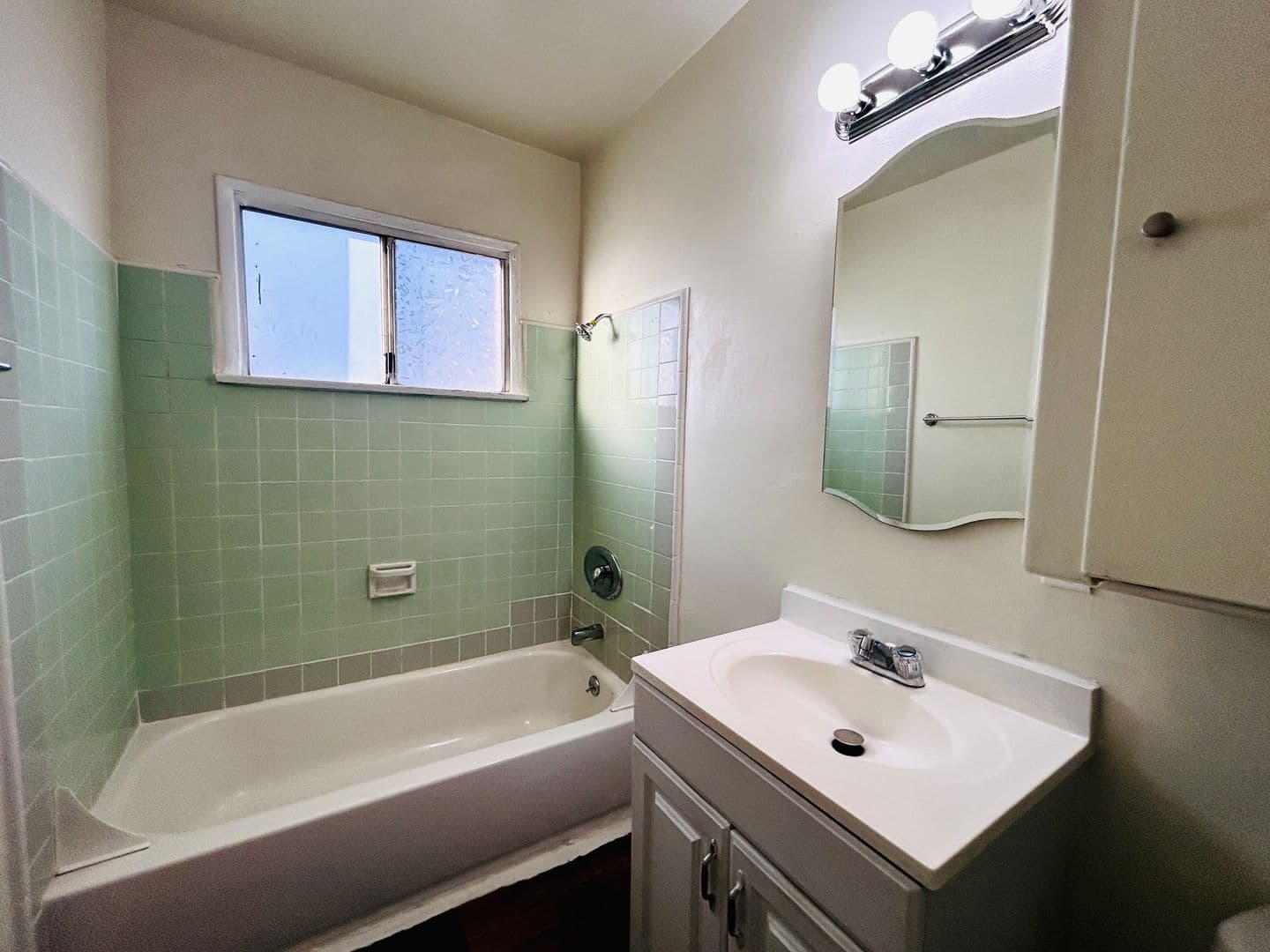 Los Angeles Apartment: 1233 N Ardmore Avenue