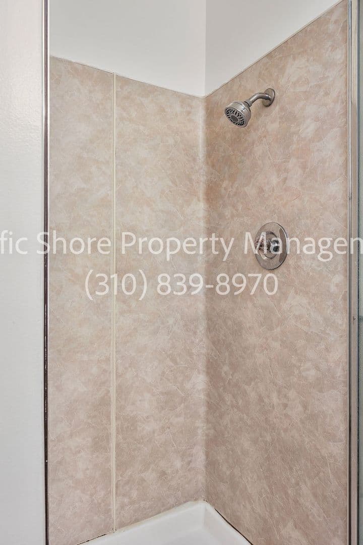 West Hollywood Apartment: 868 N West Knoll Drive