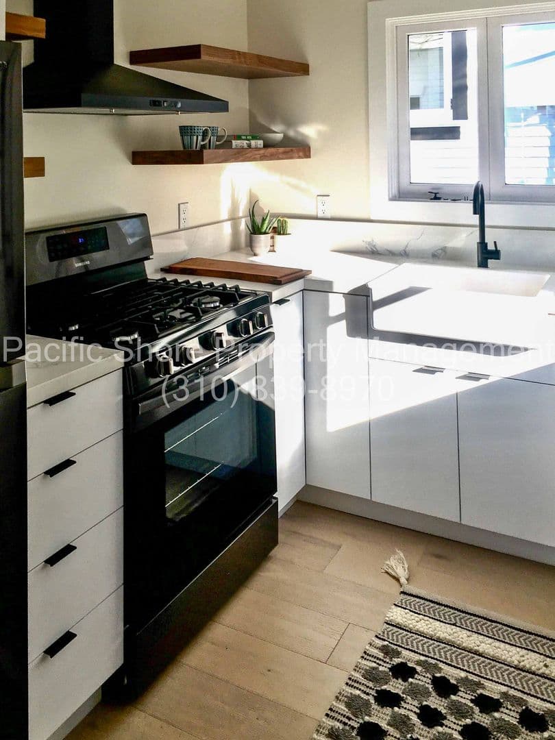 Los Angeles Apartment: 1420 Fairbanks Place