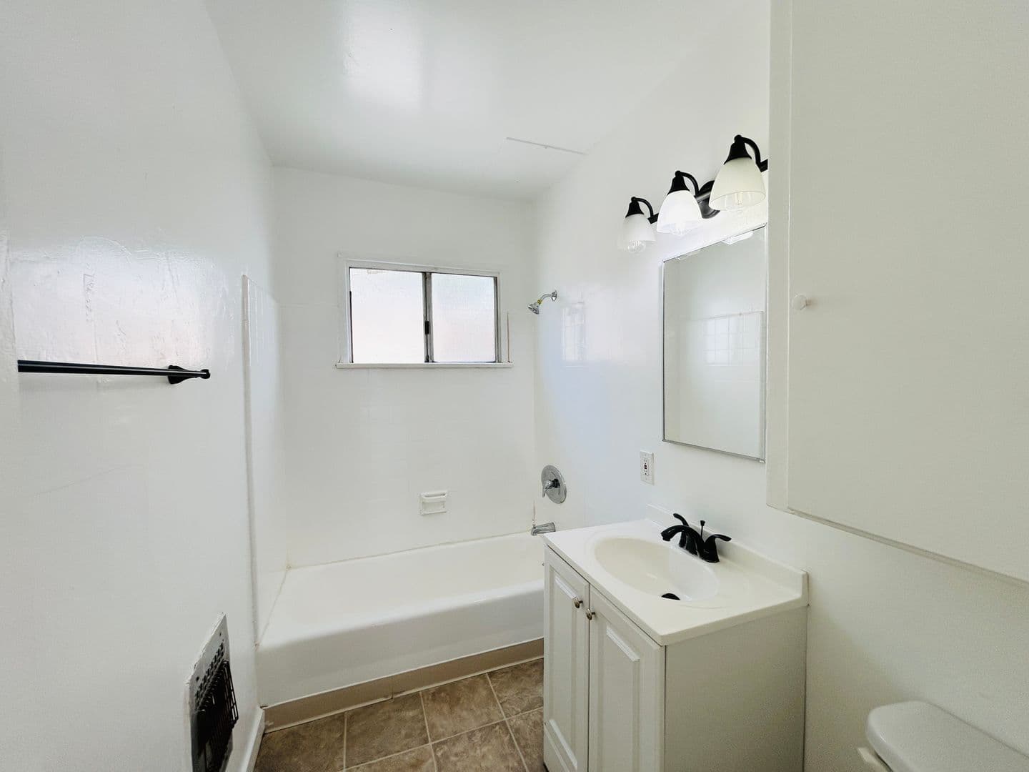 Los Angeles Apartment: 1233 N Ardmore Avenue