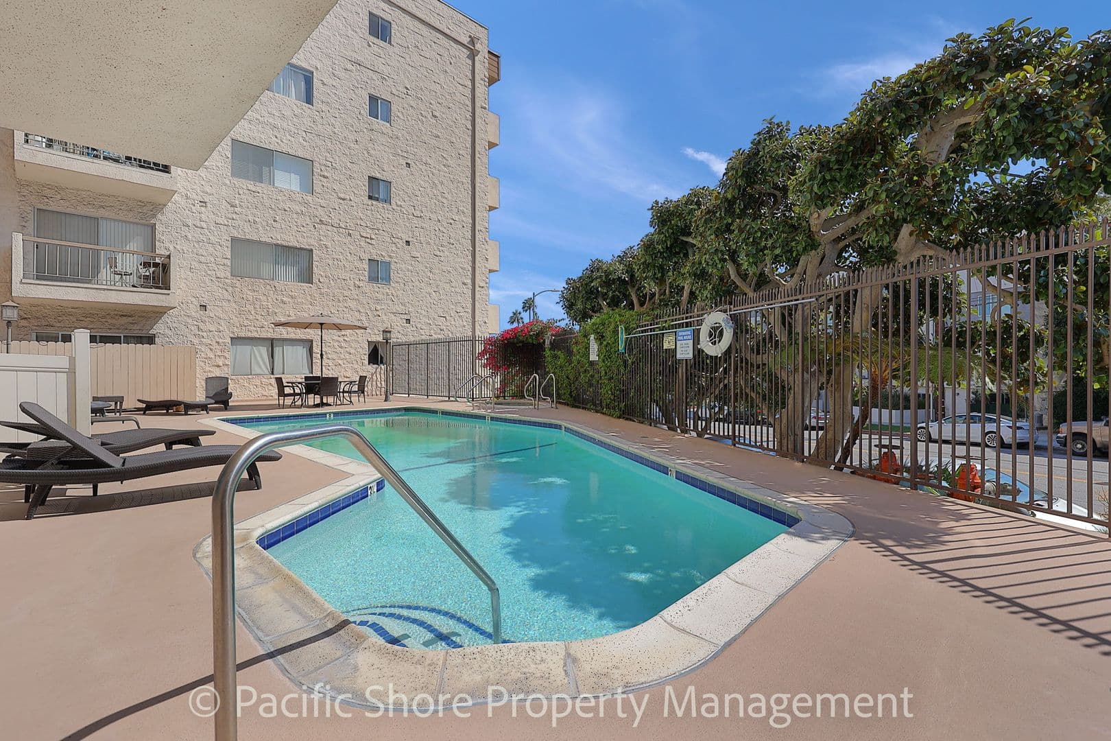 Los Angeles Condo: 612 Barrington Ave #215