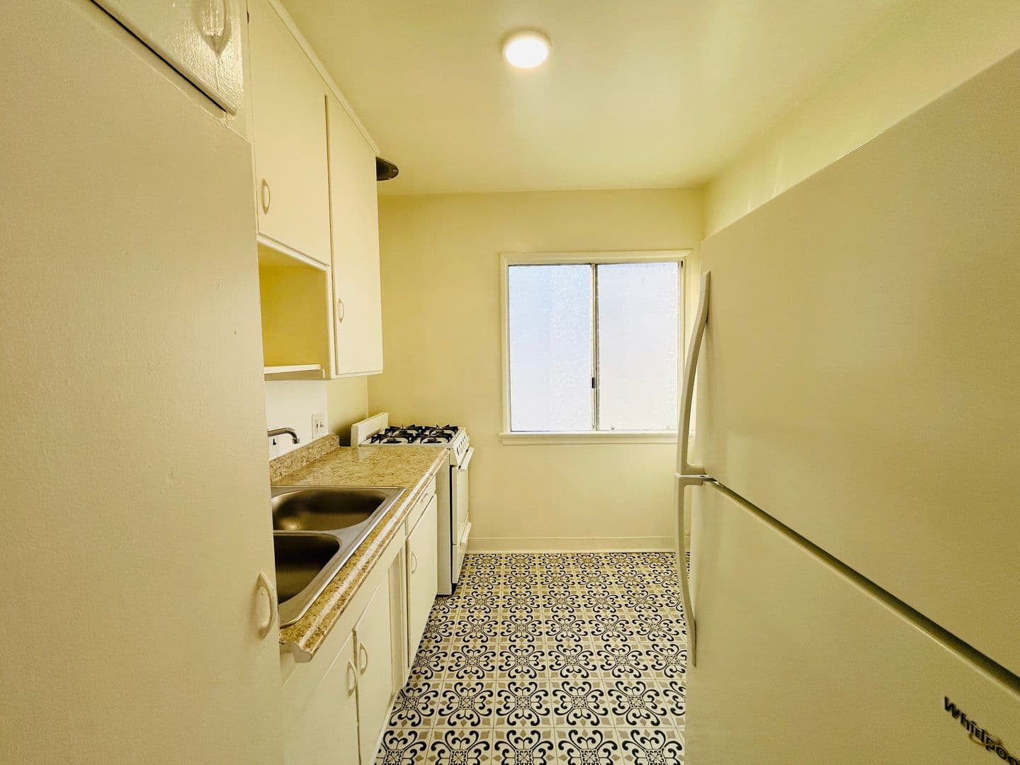 Los Angeles Apartment: 1233 N Ardmore Avenue