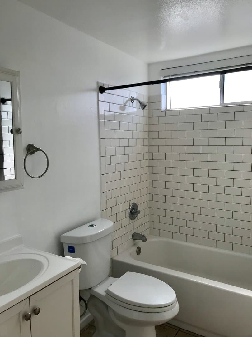 Los Angeles Apartment: 5091 Glen Iris Avenue