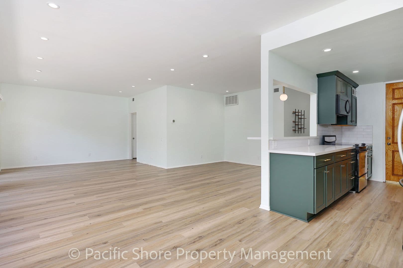 Los Angeles Condo: 612 Barrington Ave #215