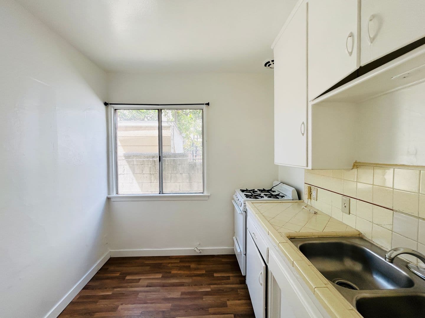 Los Angeles Apartment: 1233 N Ardmore Avenue