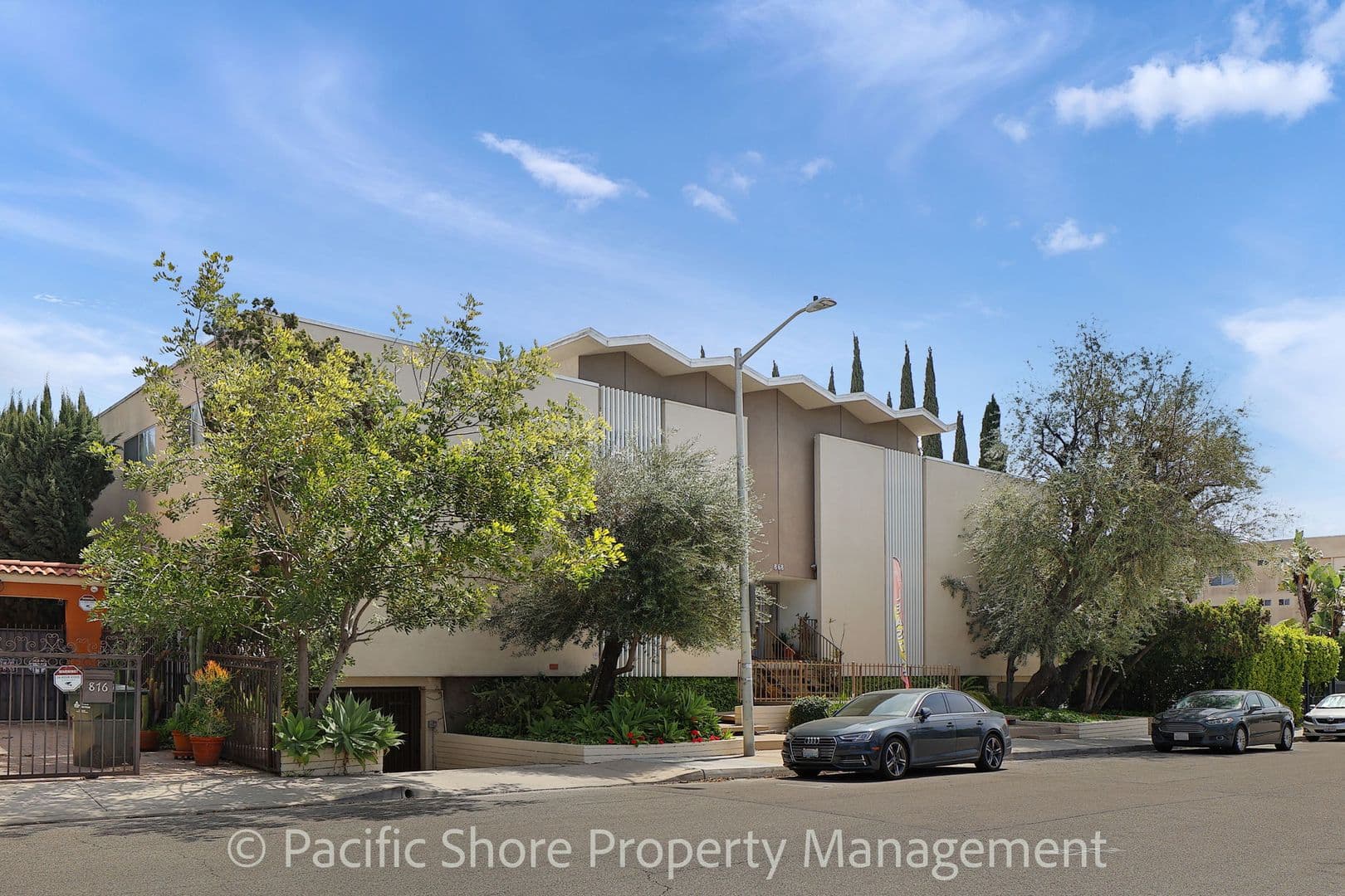 West Hollywood Apartment: 868 N West Knoll Drive