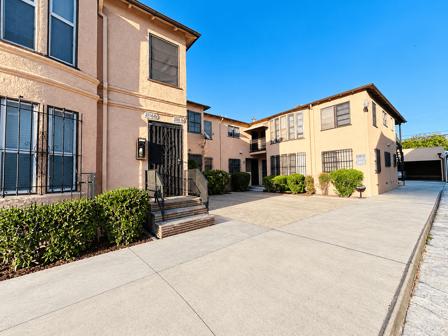 Los Angeles Apartment: 2116 S. Ridgeley Drive