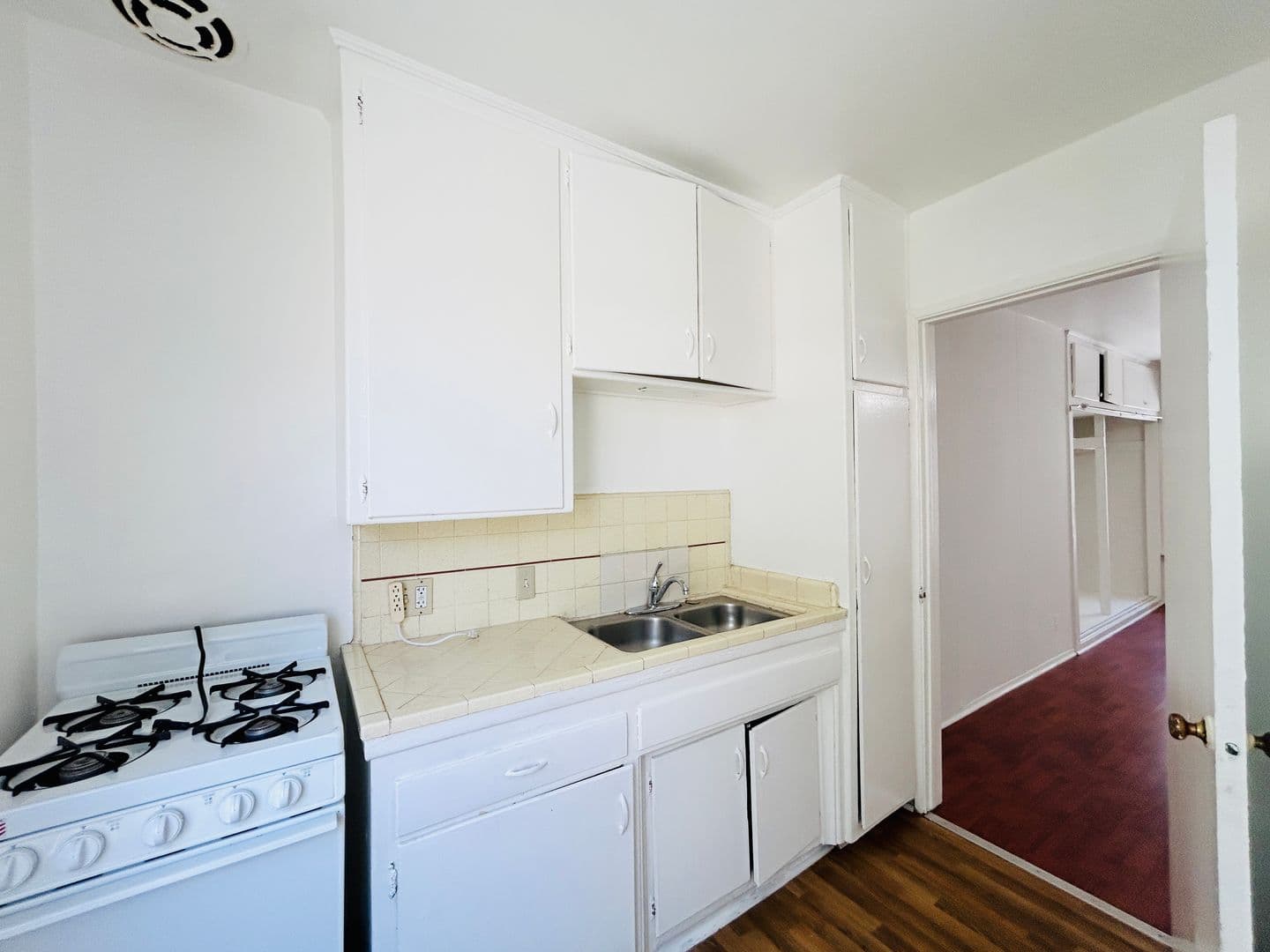 Los Angeles Apartment: 1233 N Ardmore Avenue