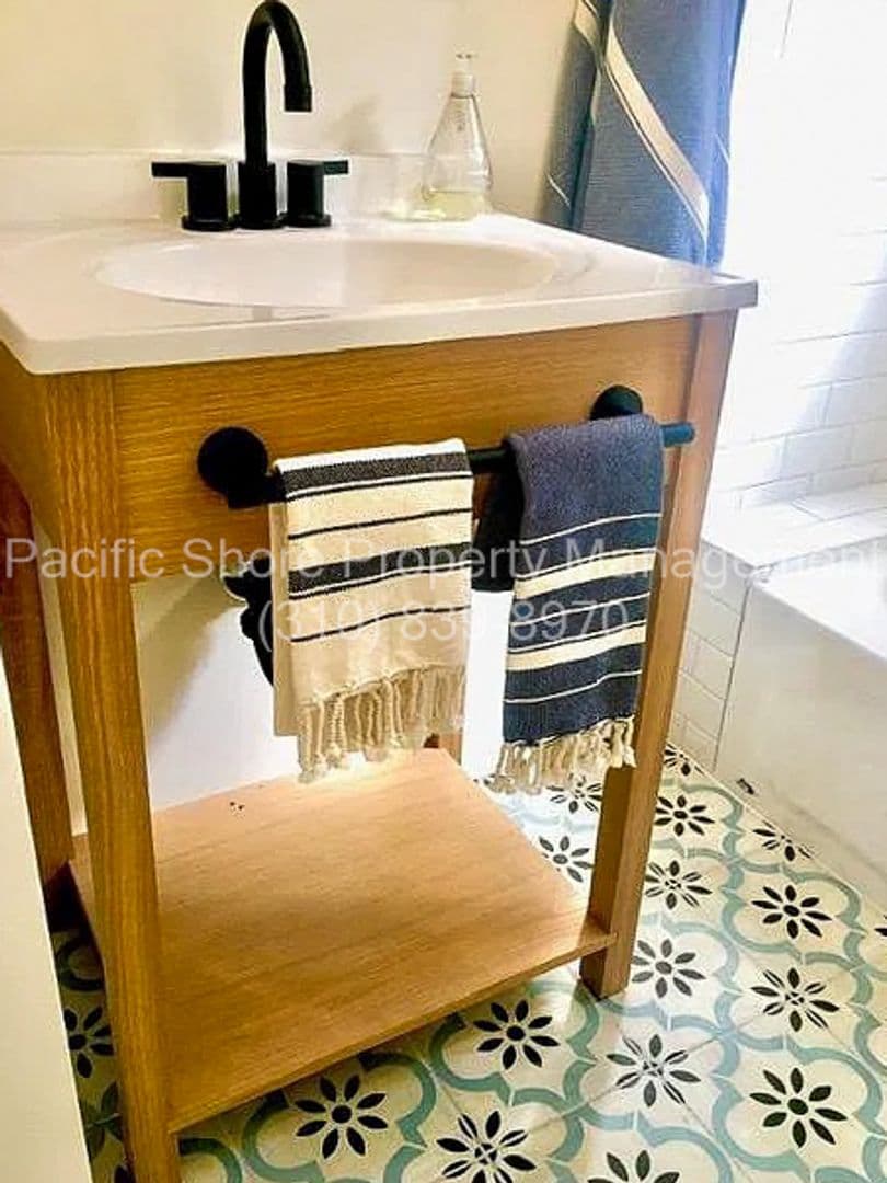Los Angeles Apartment: 1420 Fairbanks Place
