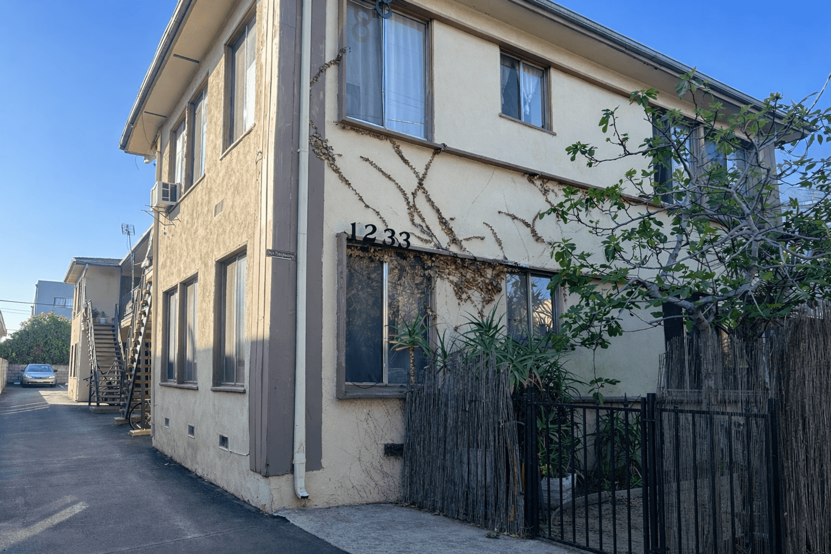 Los Angeles Apartment: 1233 N Ardmore Avenue