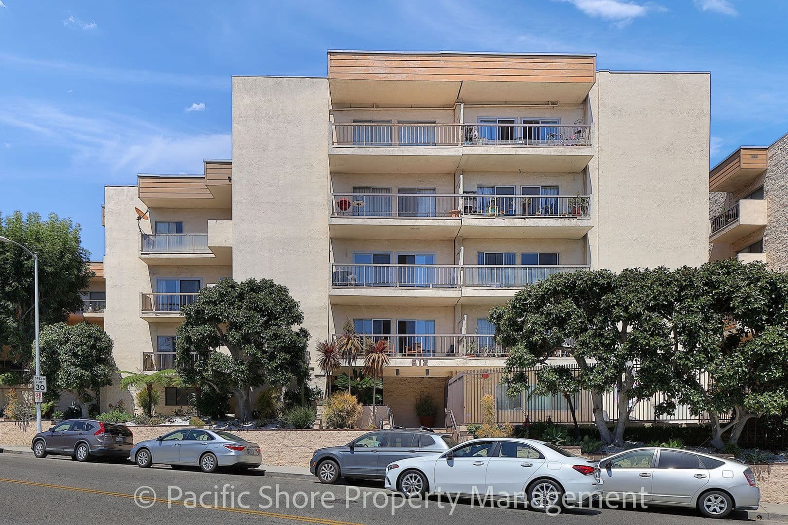 Los Angeles Condo: 612 Barrington Ave #215