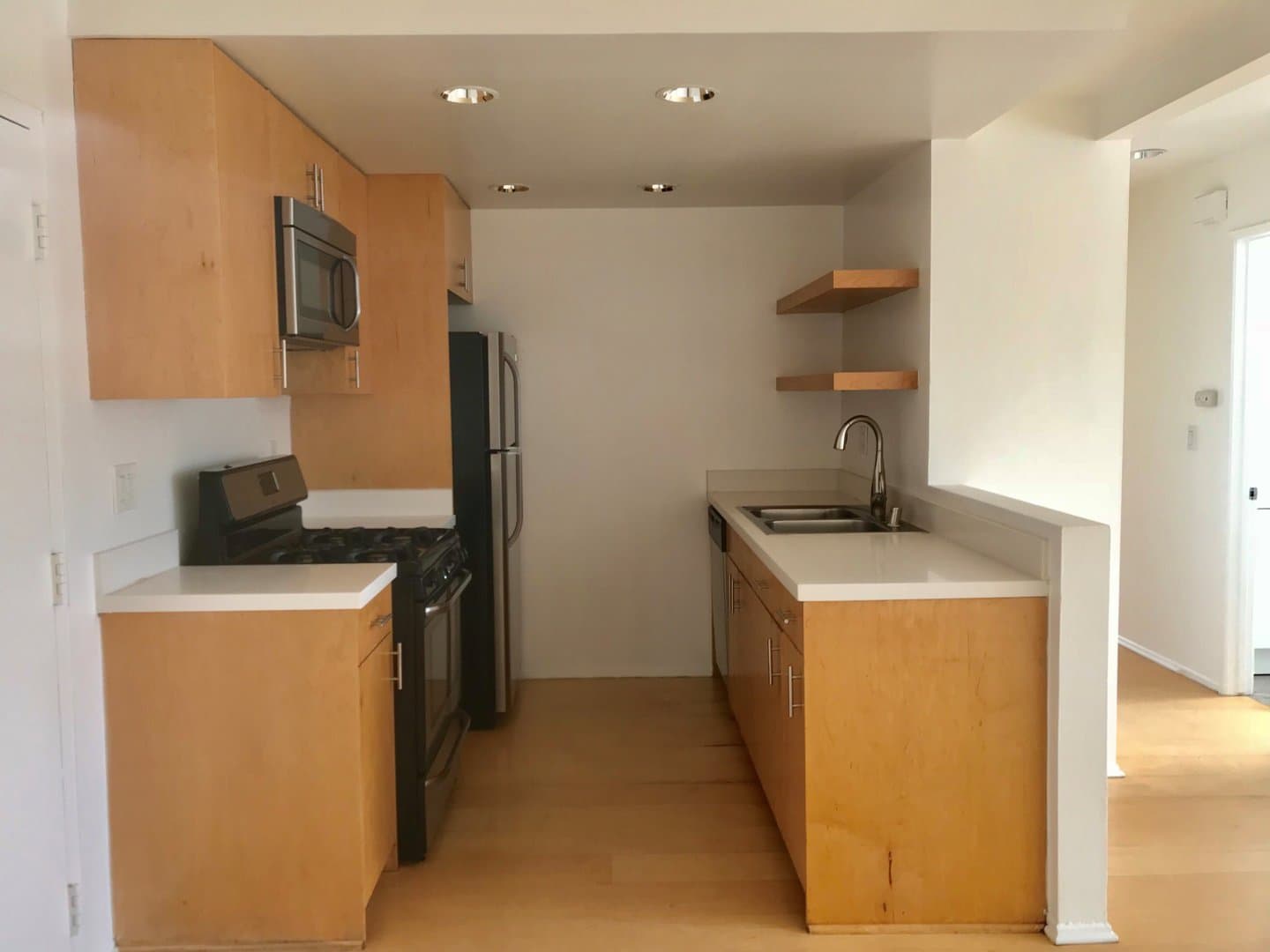 Los Angeles Apartment: 5091 Glen Iris Avenue
