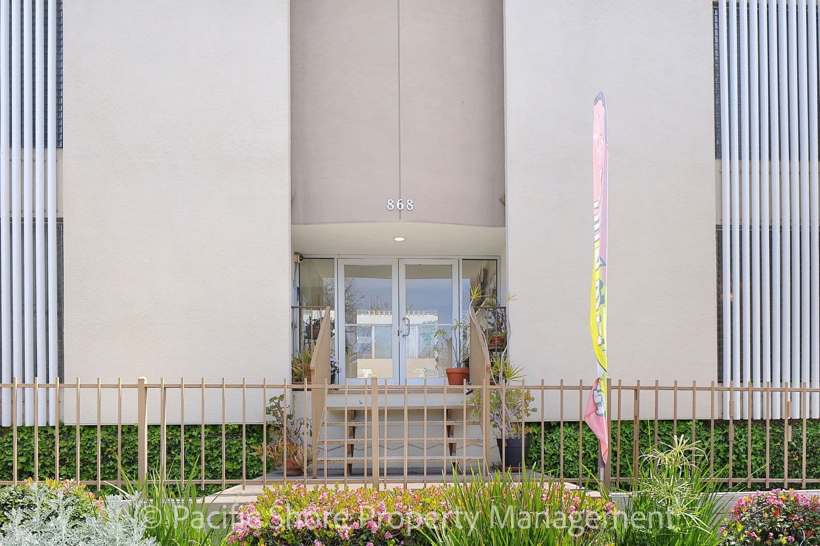 West Hollywood Apartment: 868 N West Knoll Drive