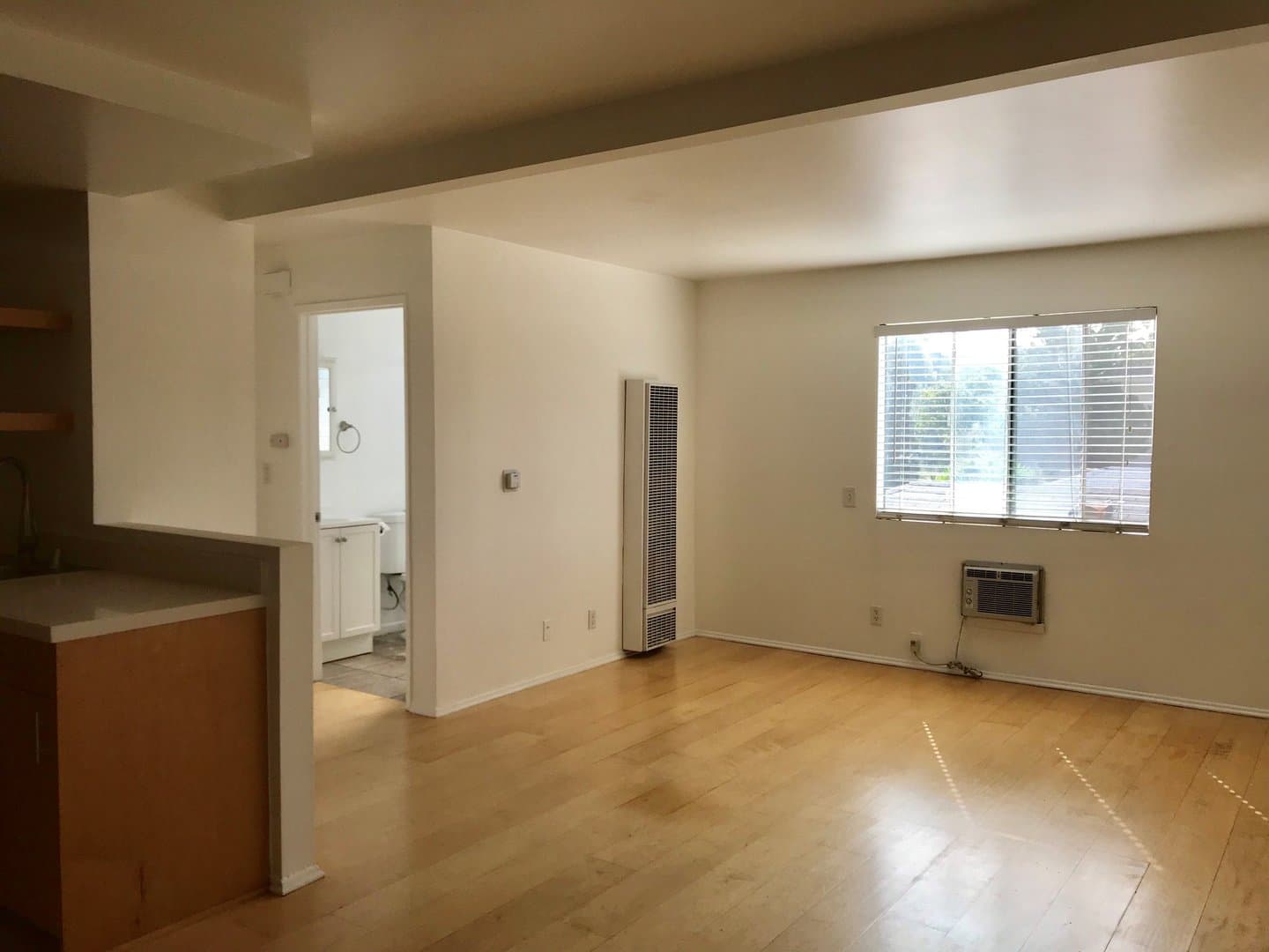 Los Angeles Apartment: 5091 Glen Iris Avenue