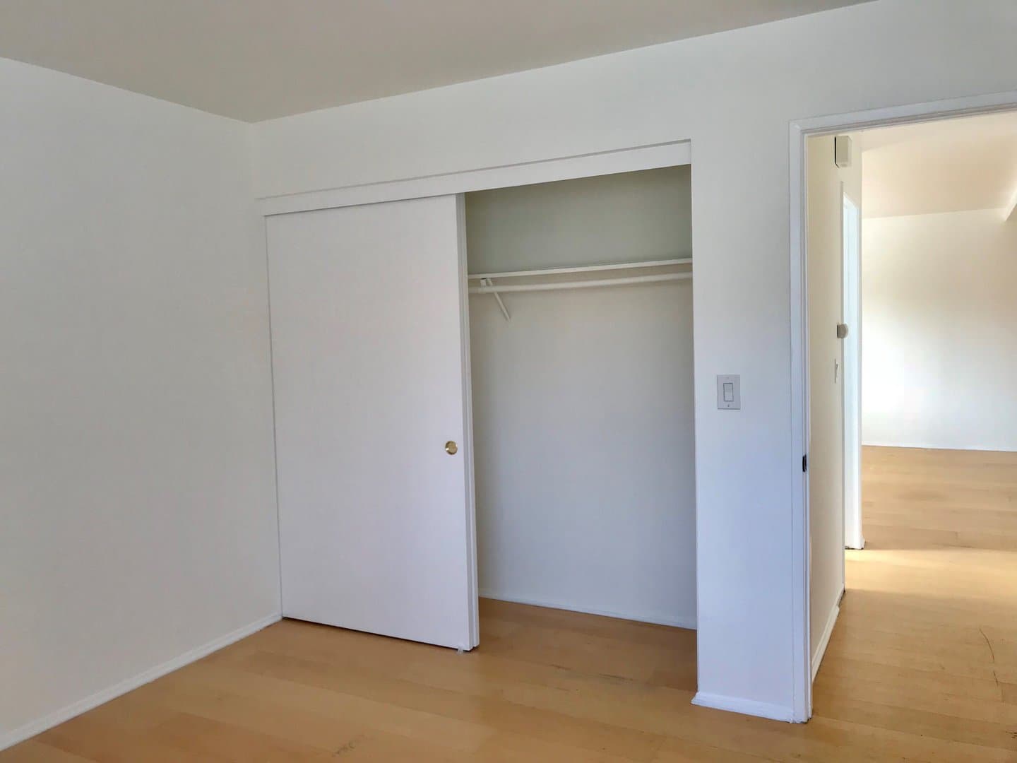 Los Angeles Apartment: 5091 Glen Iris Avenue