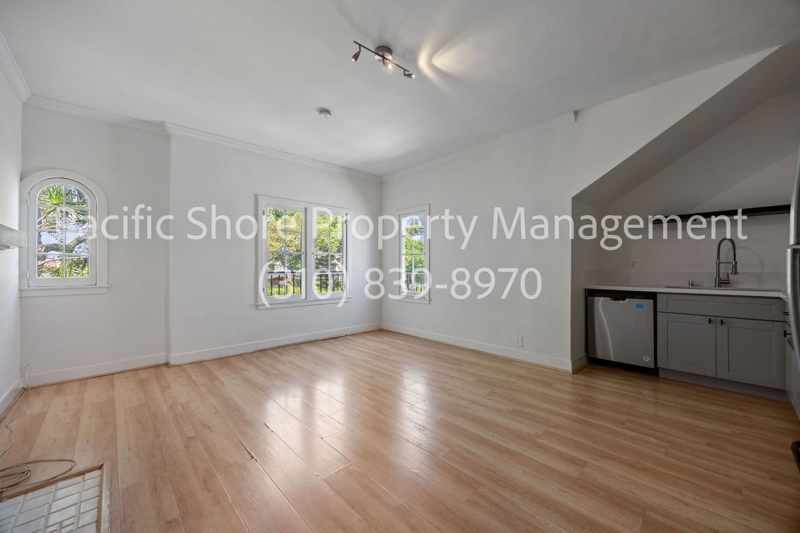 Los Angeles Apartment: 1020 N. Oxford Ave.,