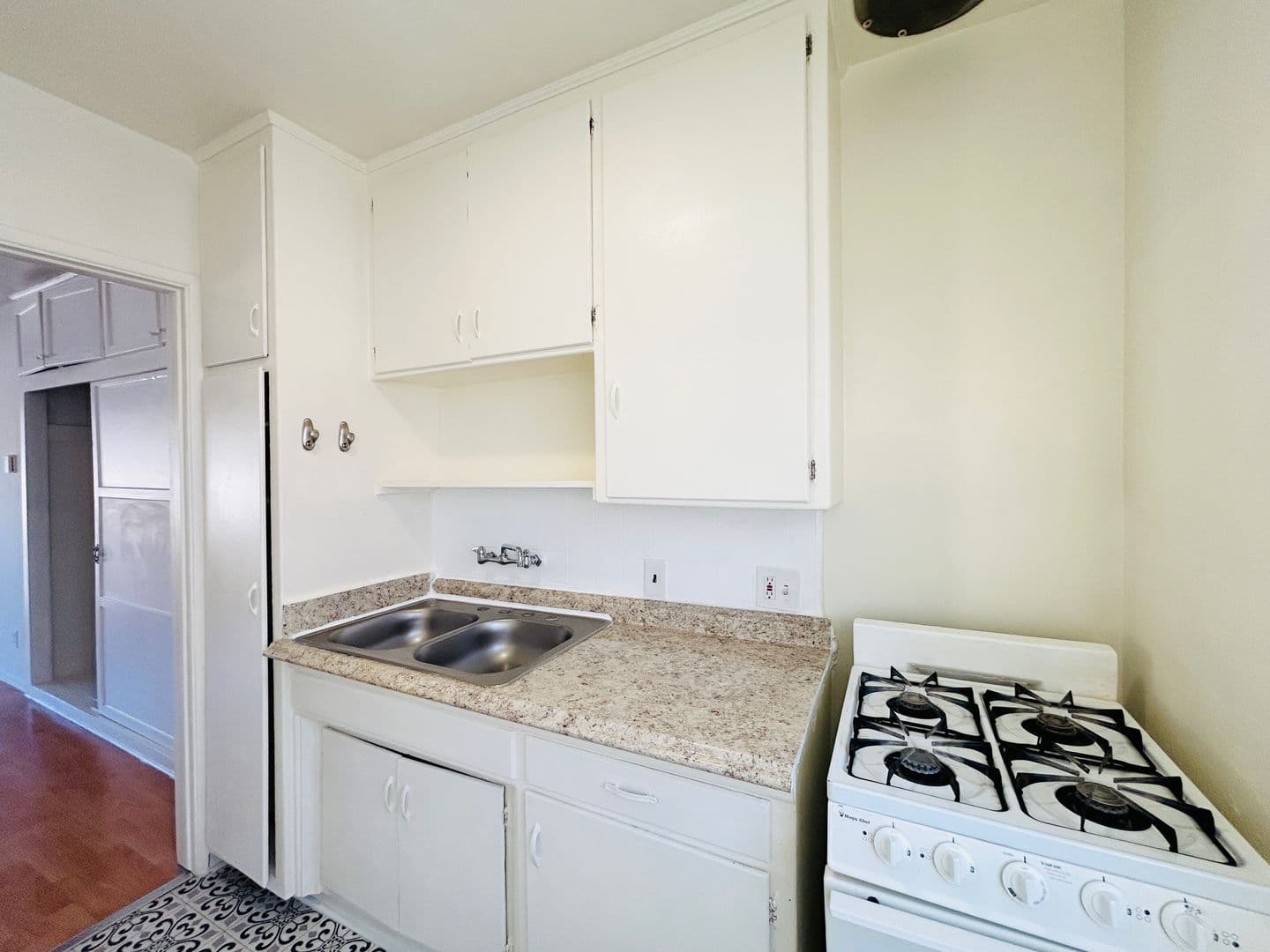 Los Angeles Apartment: 1233 N Ardmore Avenue