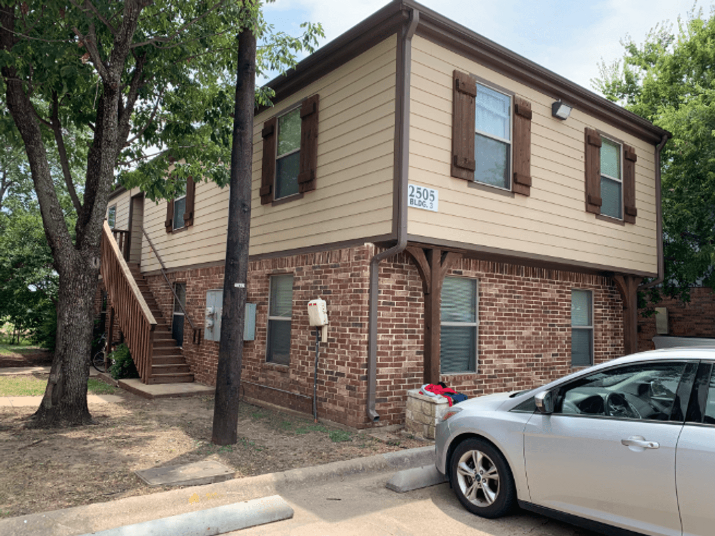 Denton Apartment: 2503/2505 W. Prairie St