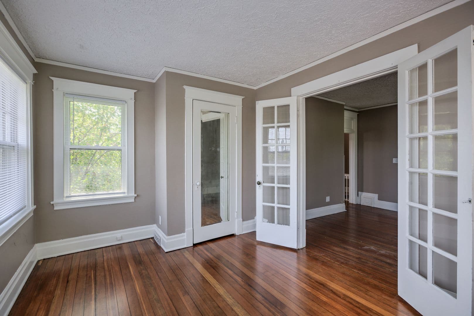 Omaha Apartment: 3405 Dewey Avenue