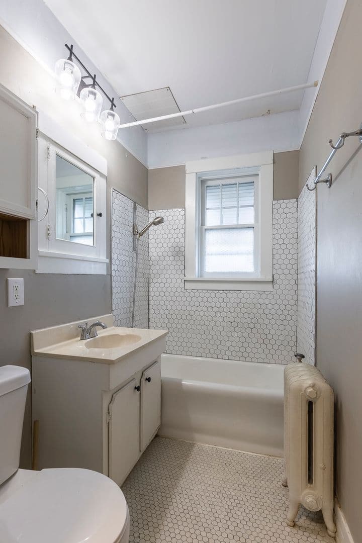 Omaha Apartment: 606 S. 32nd Ave