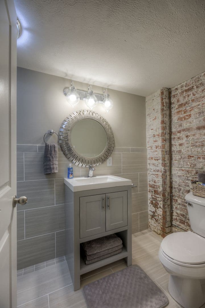 Omaha Apartment: 3507 Dewey Ave