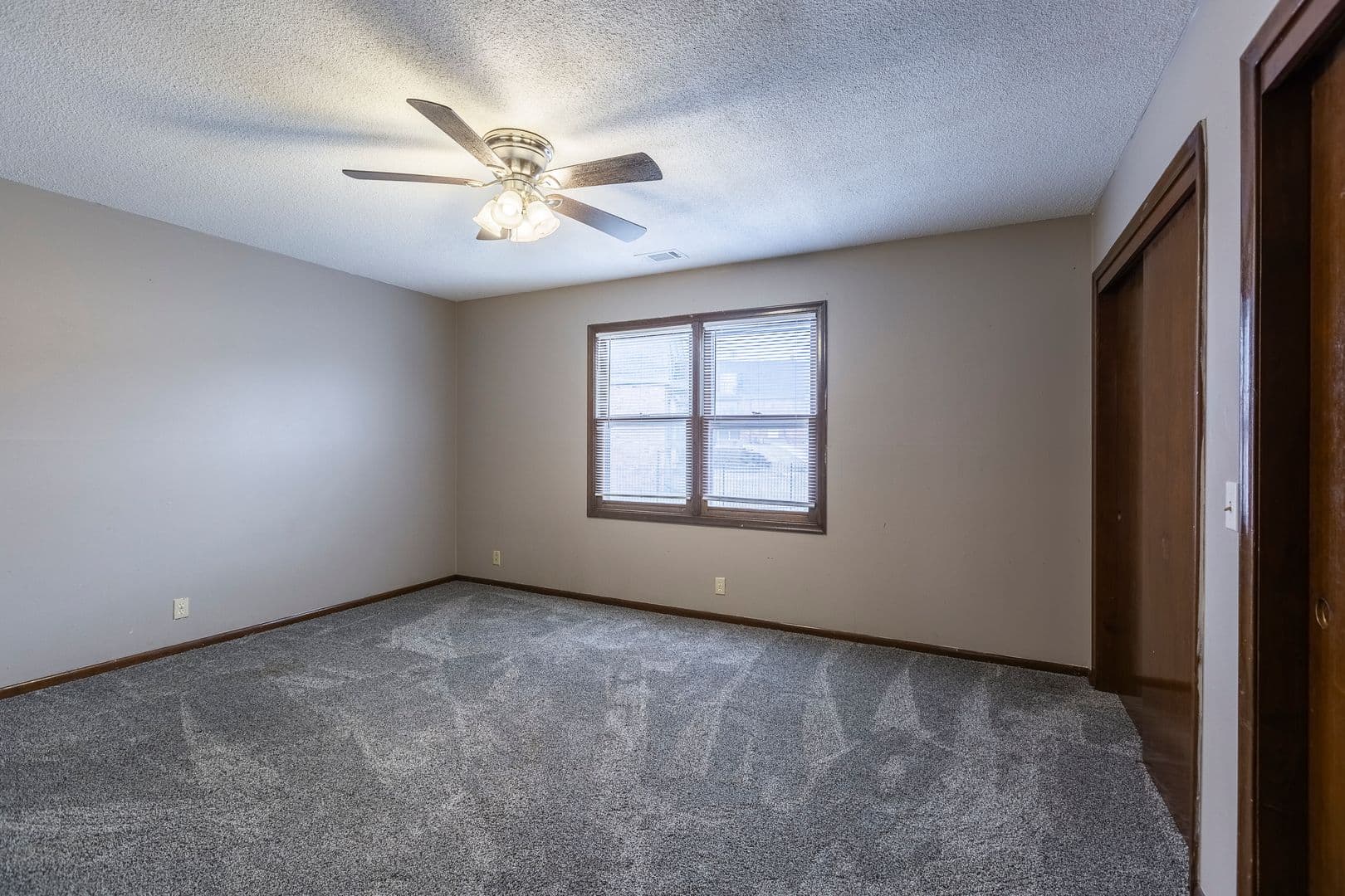 Omaha Apartment: 12775 Woodcrest Plaza
