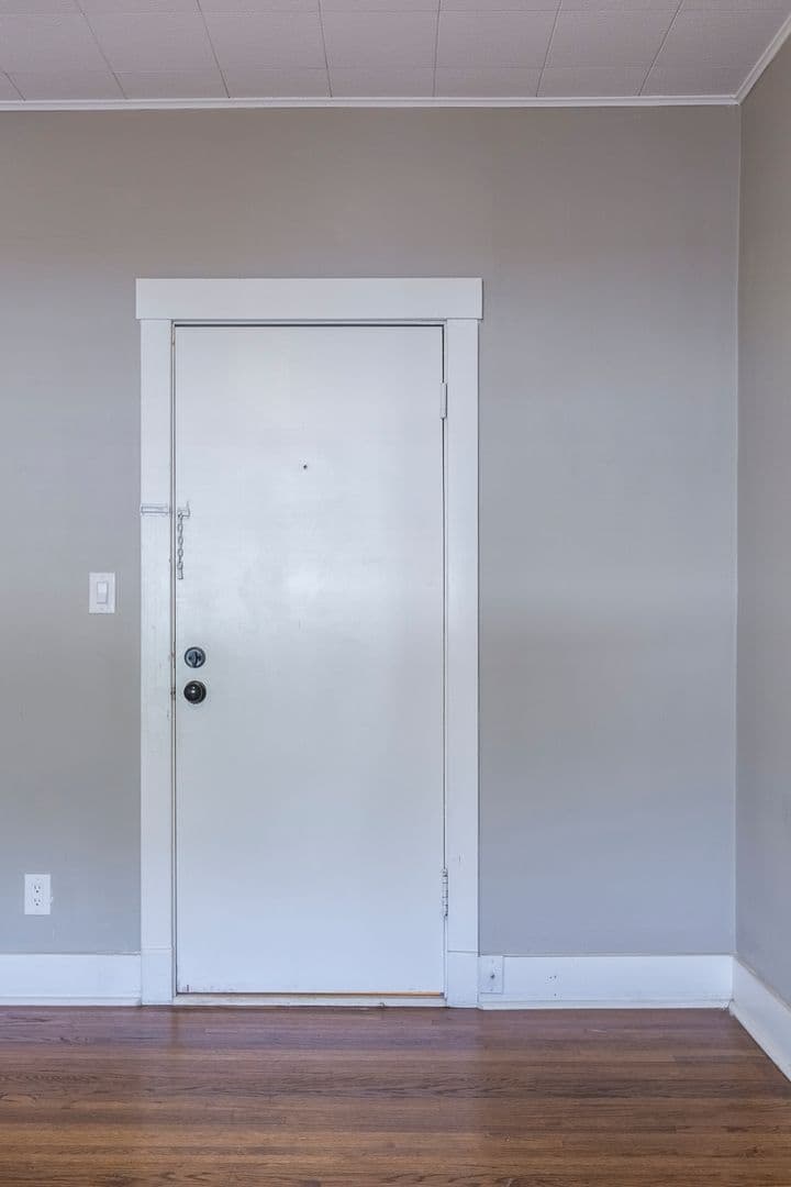Omaha Apartment: 606 S. 32nd Ave