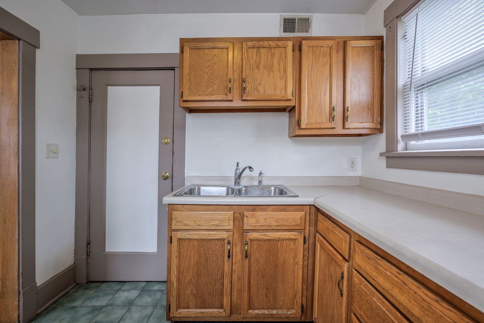 Omaha Apartment: 3310 Jackson St