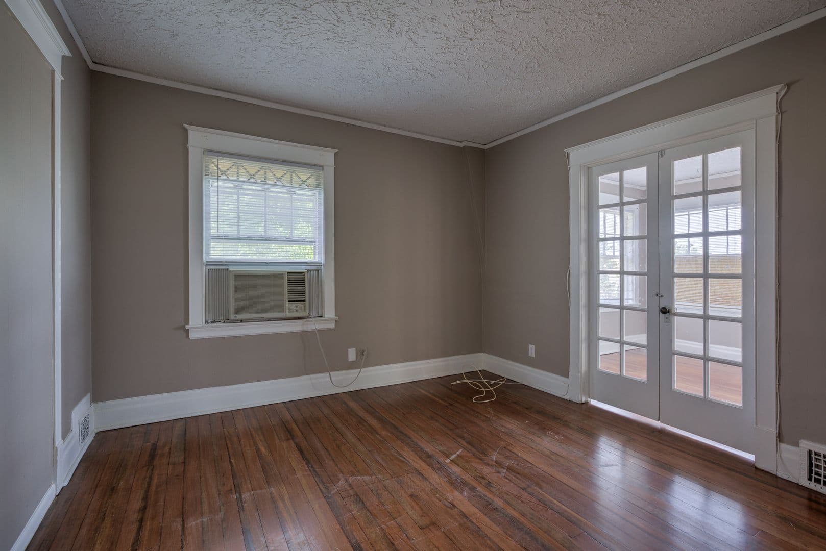 Omaha Apartment: 3405 Dewey Avenue