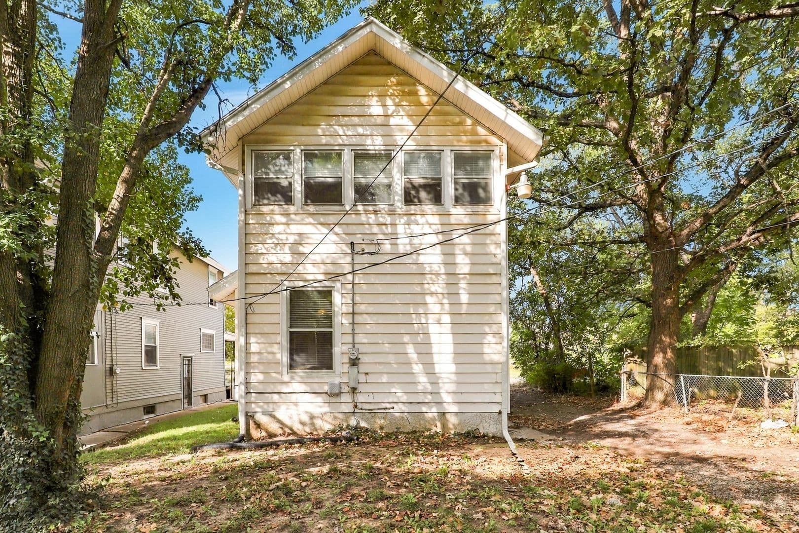 Topeka House: 1528 SW Central Park Ave.