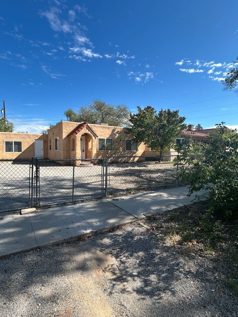Albuquerque House: 418 Cornell SE