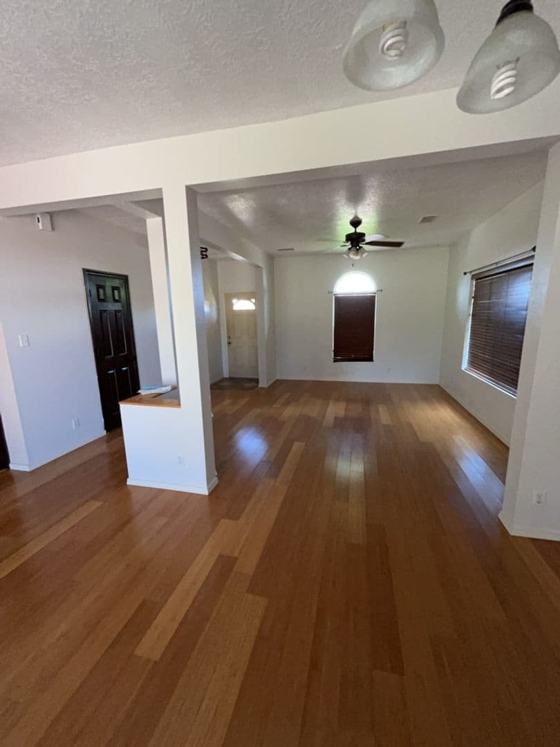 Los Lunas House: 429 Tome Hill Ave SE