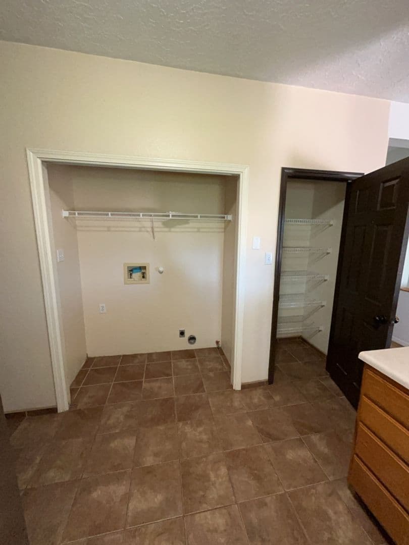 Los Lunas House: 429 Tome Hill Ave SE
