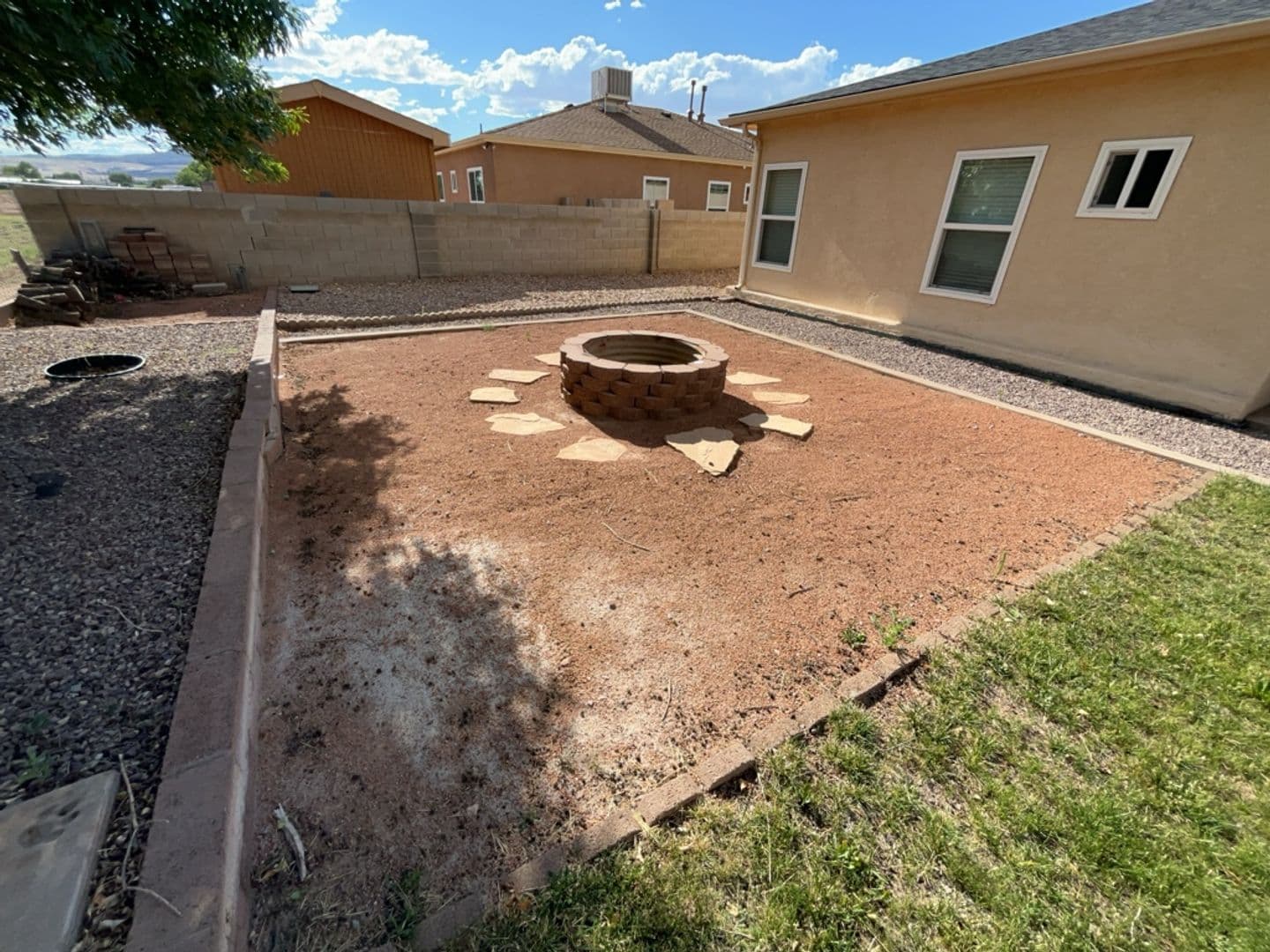 Los Lunas House: 429 Tome Hill Ave SE