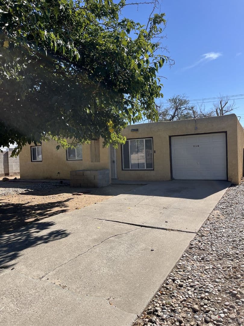 Albuquerque House: 10508 Love Ave NE