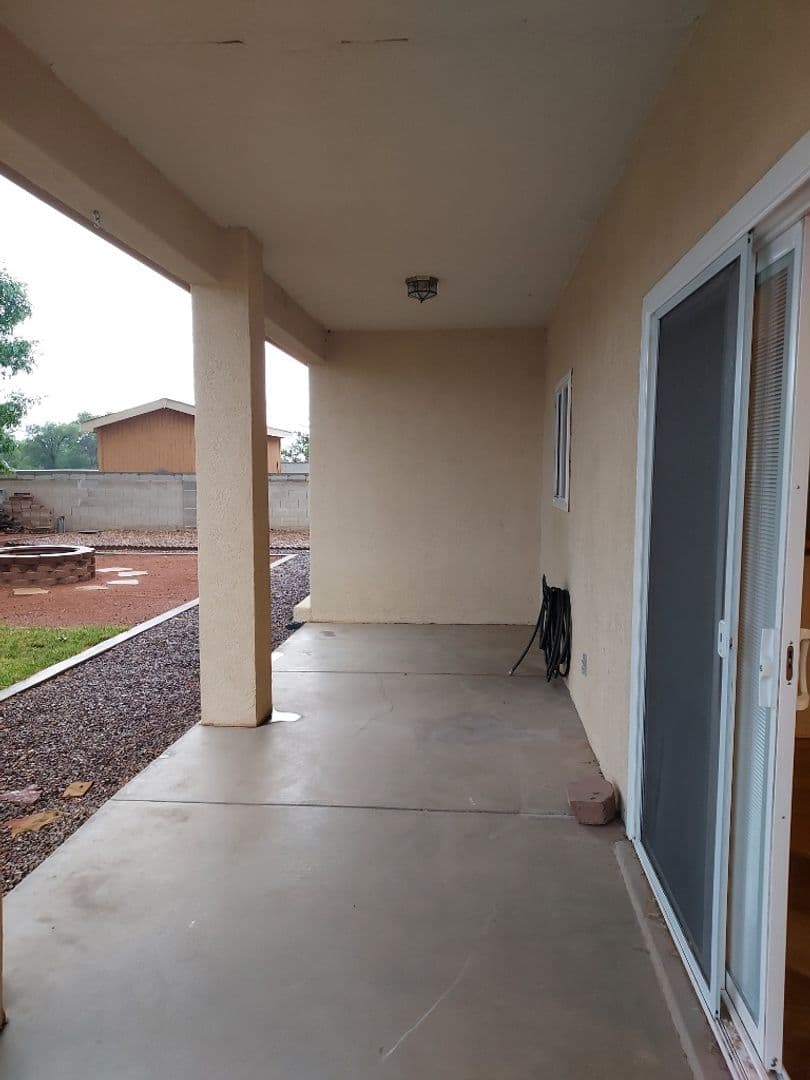 Los Lunas House: 429 Tome Hill Ave SE