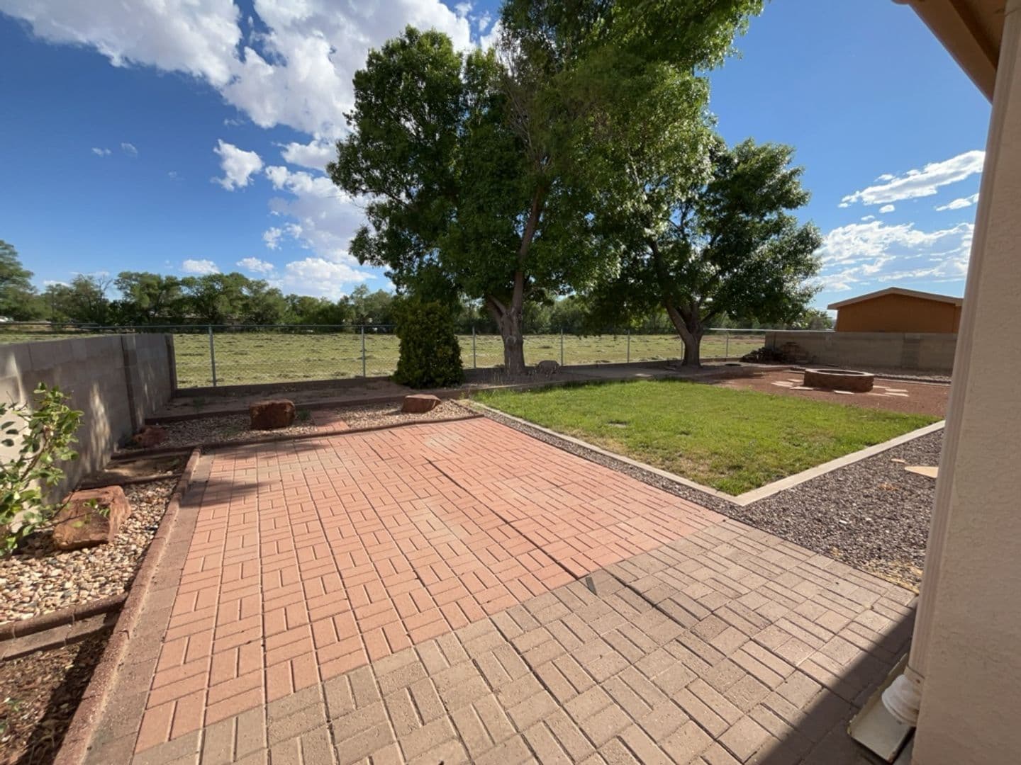 Los Lunas House: 429 Tome Hill Ave SE