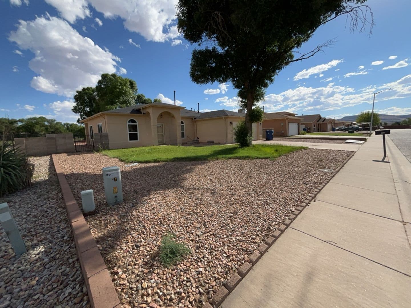 Los Lunas House: 429 Tome Hill Ave SE