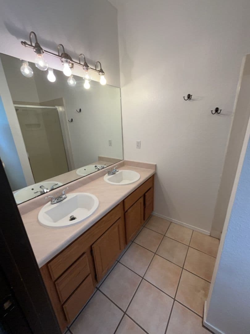 Los Lunas House: 429 Tome Hill Ave SE