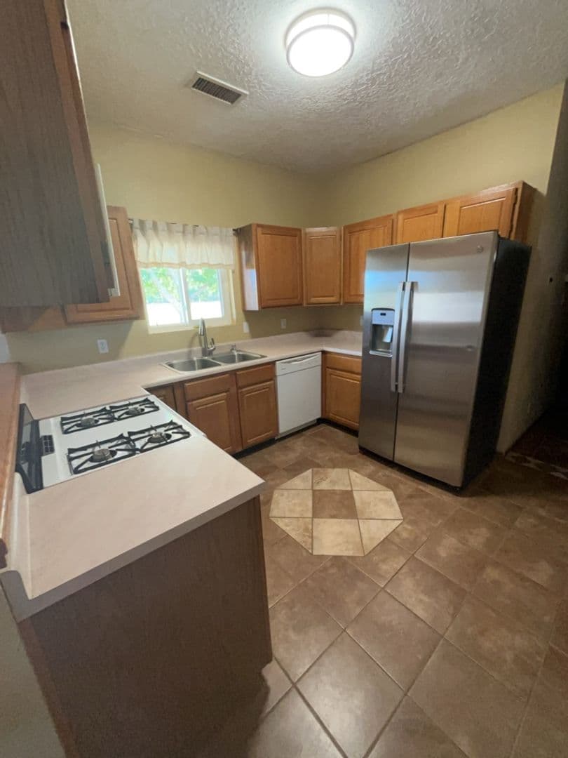 Los Lunas House: 429 Tome Hill Ave SE