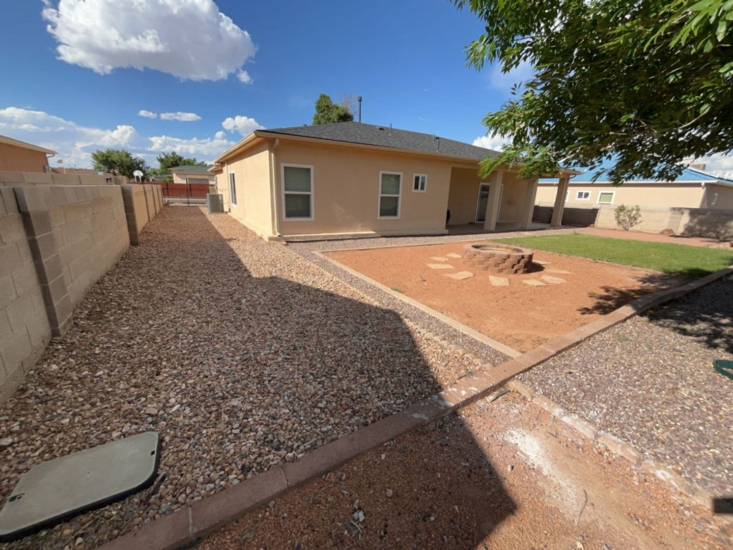 Los Lunas House: 429 Tome Hill Ave SE
