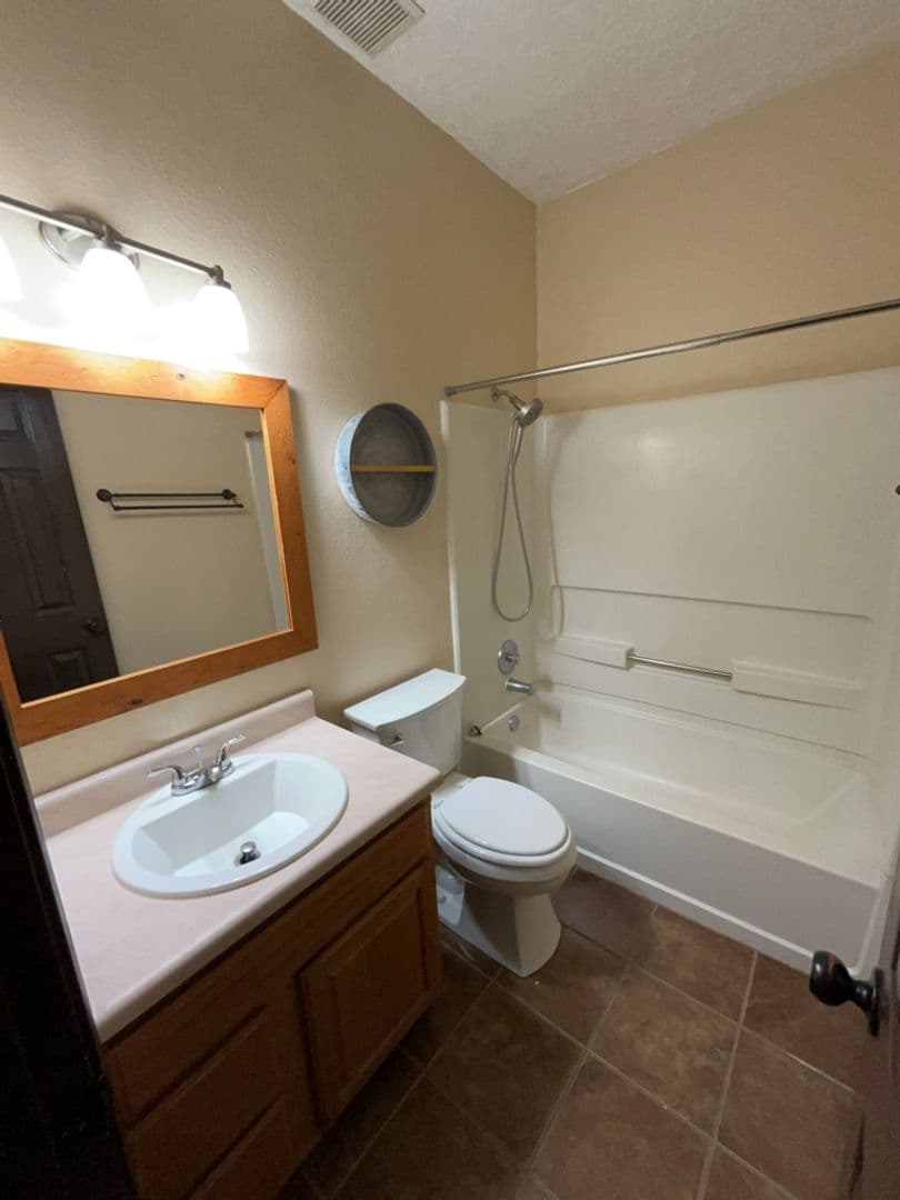 Los Lunas House: 429 Tome Hill Ave SE